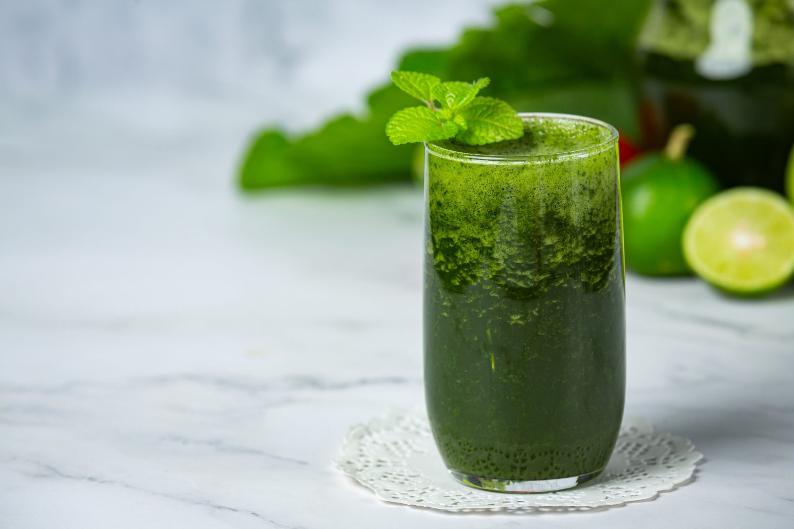 Jugo verde con aportes para bajar de peso y con aportes saludable al cuerpo como fortalecer el sistema inmunológico.